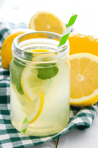 keto aid recipe with lemons and mint leaves