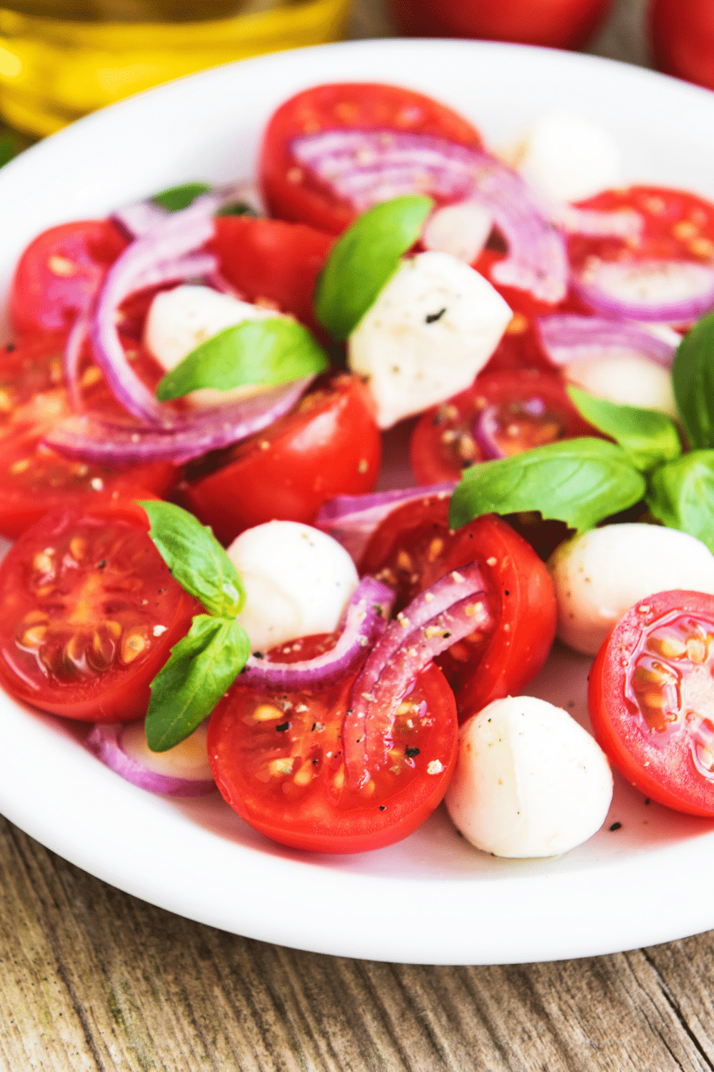  A classic Italian dish featuring sliced mozzarella, cherry tomatoes, salt, oregano, olive oil, and basil leaves. This salad is a refreshing and light option for a quick lunch.