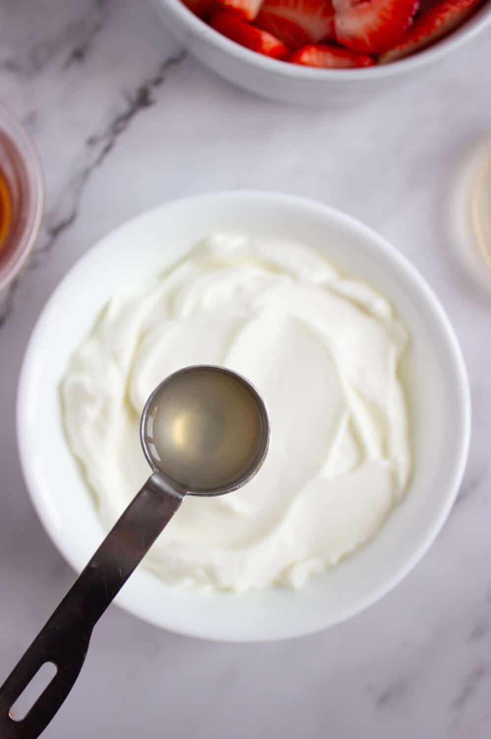 adding lemon juice to greek yogurt